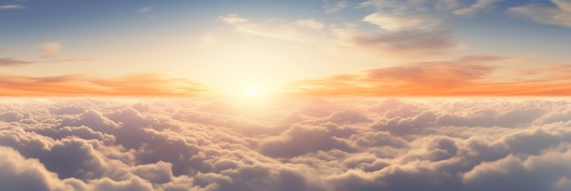 Un avión no tripulado vuela sobre nubes esponjosas al atardecer El avión no tripulado vuela a través de las nubes creando una sensación de asombro y asombro