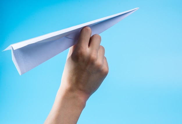 Avión de papel y cielo azul.