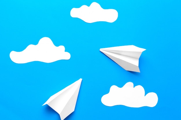 Avión de papel con nubes