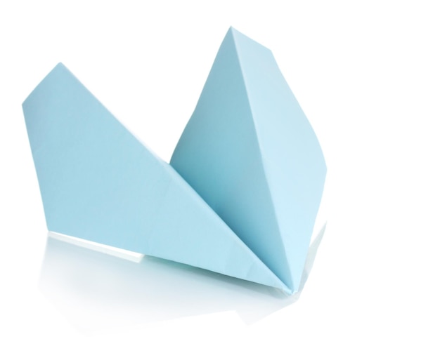 Avión de papel origami aislado en blanco