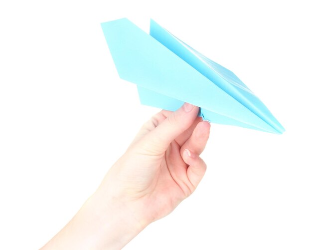 Avión de papel de origami en mano aislado en blanco