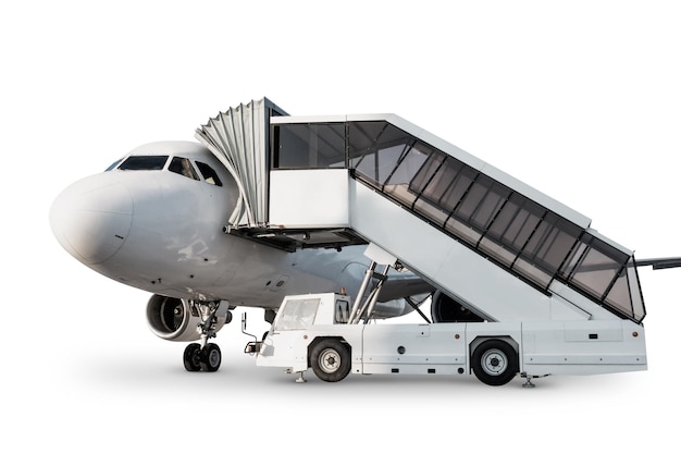 Avión de pasajeros con airstairs aislado sobre fondo blanco.