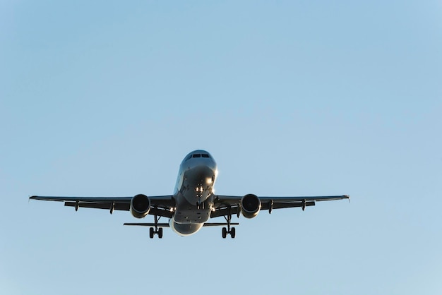 Avión de pasajeros en aproximación al aterrizaje del aeropuerto.