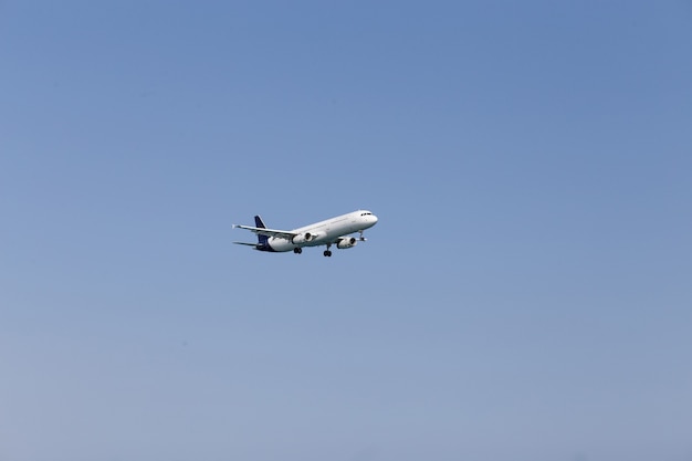 Avión de pasajeros blanco volando en el cielo