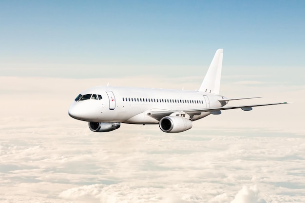 Avión de pasajeros blanco vuela en el cielo