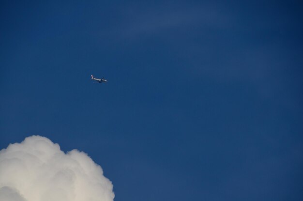 Avión de pasajeros en el cielo azul