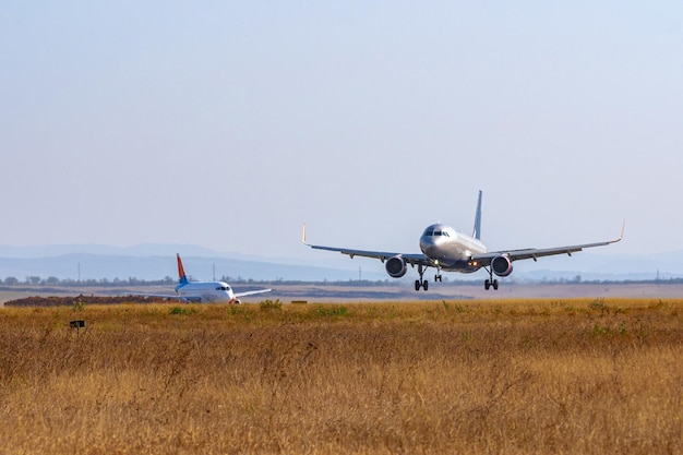 Avión de pasajeros despega de la pista del aeropuerto