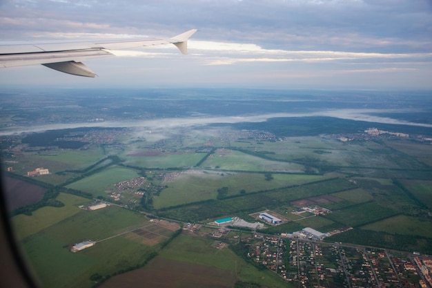 El avión de pasajeros despegó sobre Kiev por la mañana.