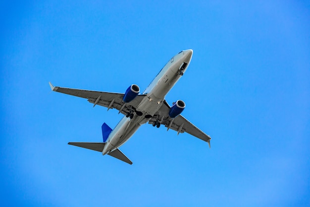 Avión de pasajeros grande volando en el cielo azul