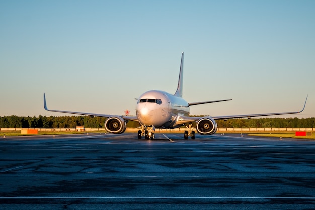 El avión de pasajeros se mueve en la calle de rodaje.