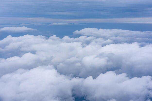 Avión de pasajeros navegando en el mar de nubes