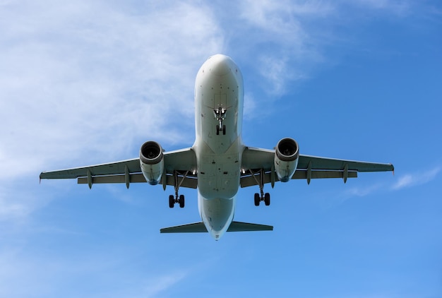 Foto avión de pasajeros en las nubes