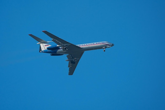avión de pasajeros que sale del aeropuerto contra el cielo azul