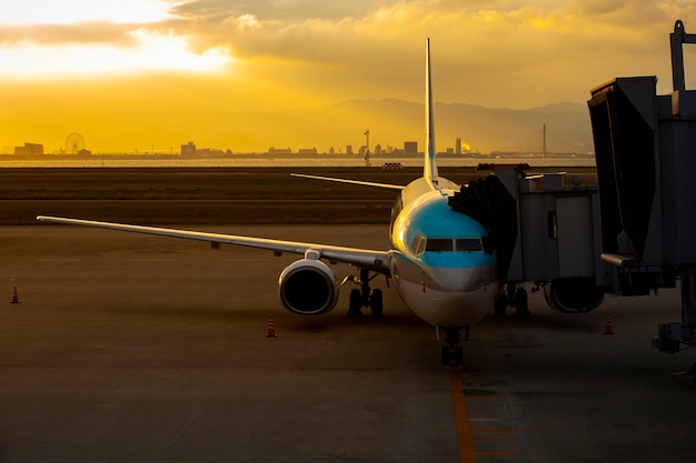 Avión de pasajeros en el uso del aeropuerto internacional para el transporte aéreo y el negocio de logística de carga