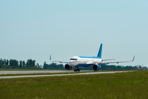 Avión de pasajeros viaja en la pista del aeropuerto.