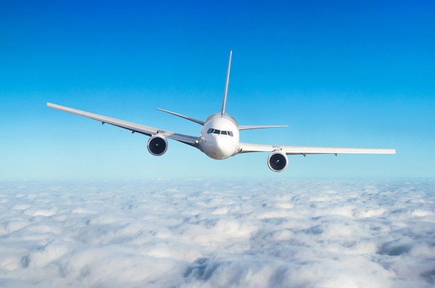 Avión de pasajeros volando a nivel de vuelo alto en el cielo por encima de las nubes Ver directamente al frente exactamente
