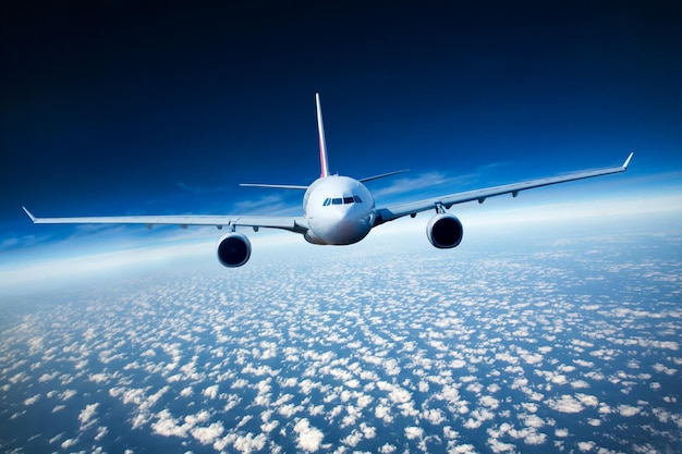 Avión de pasajeros volando en las nubes