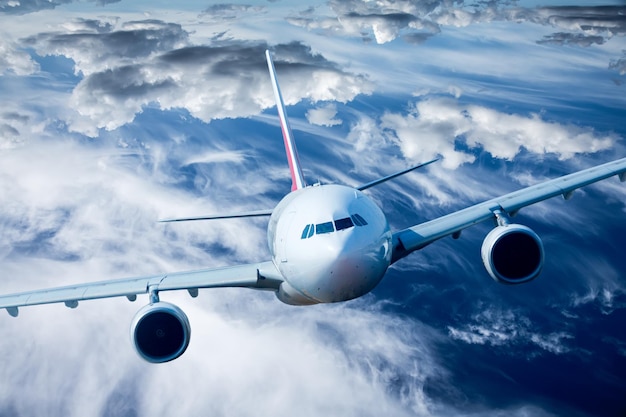 Avión de pasajeros volando en las nubes