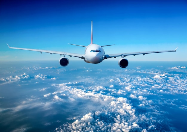 Avión de pasajeros volando en las nubes