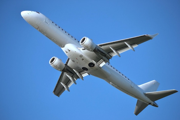 Avión de pasajeros volando vista desde abajo