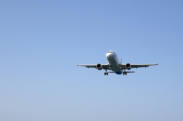 Avión de pasajeros vuela para aterrizar