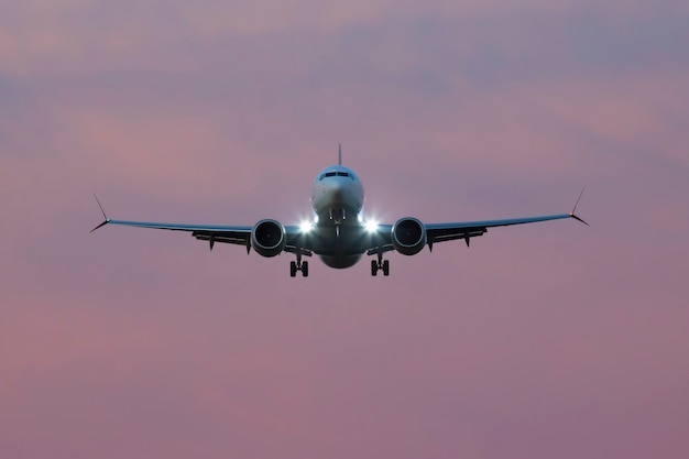 Avión de pasajeros vuela en el cielo. Industria del transporte aéreo