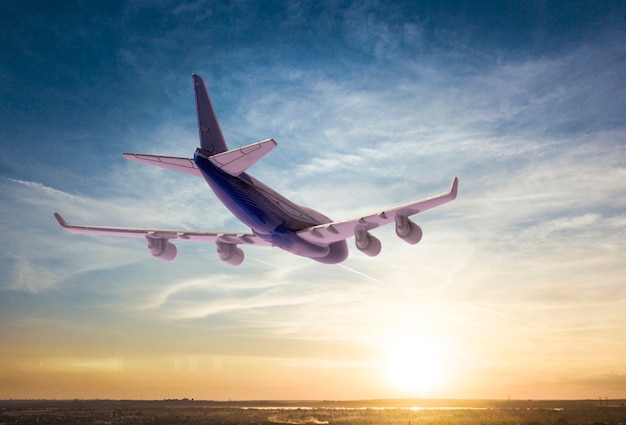 Un avión de pasajeros vuela en el cielo, viaje de destino de viaje.