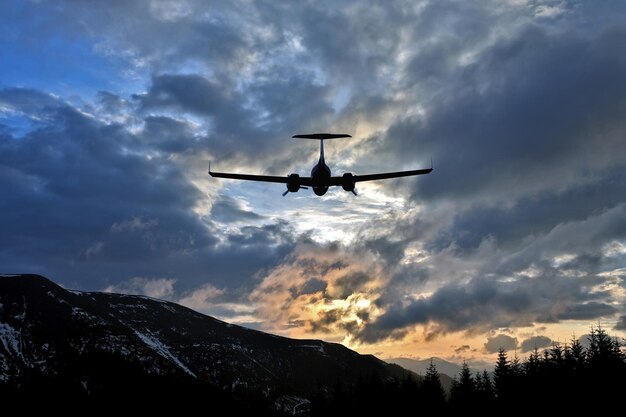Avión de pasajeros vuela en jugosas nubes para encontrarse con el sol