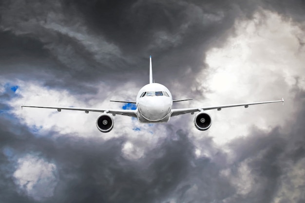 El avión de pasajeros vuela a través de la zona de turbulencia a través del relámpago de las nubes de tormenta con mal tiempo.