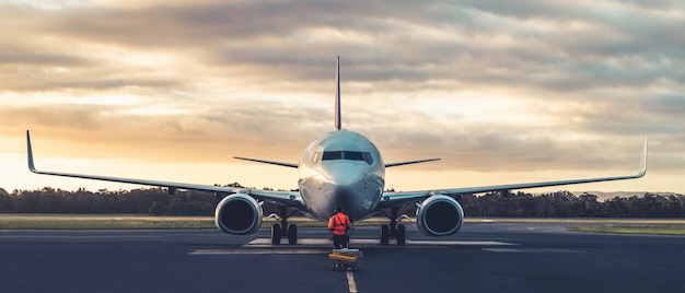 Avión en la pista del aeropuerto al atardecer en Tasmania