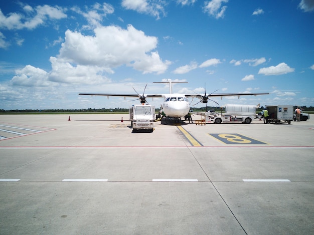 Foto avión en la pista del aeropuerto contra el cielo.