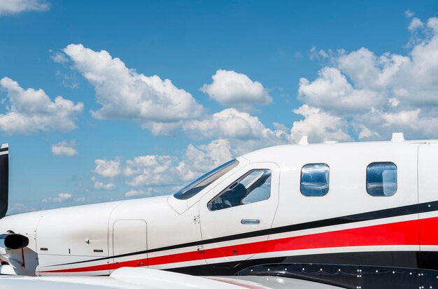 Foto avión en la pista del aeropuerto contra el cielo