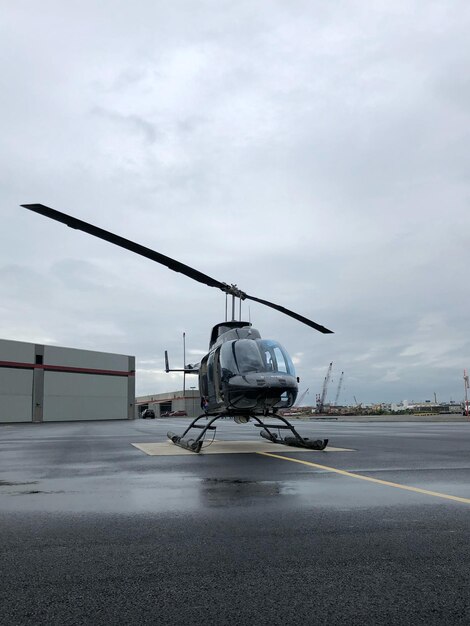 Foto avión en la pista del aeropuerto contra el cielo