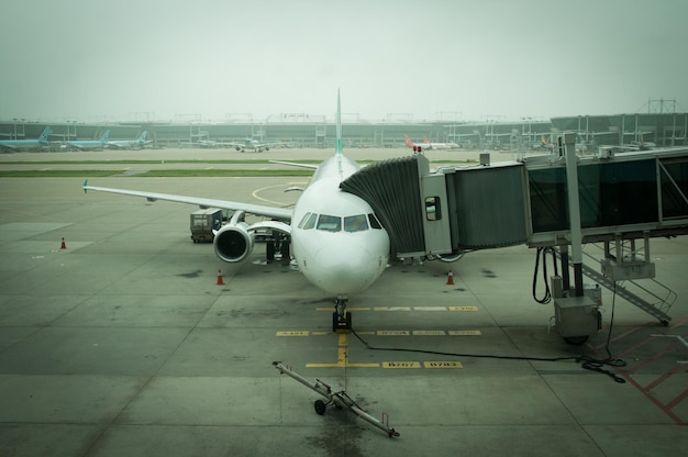 Avión en la pista del aeropuerto contra el cielo