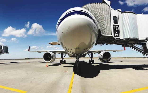 Foto avión en la pista del aeropuerto contra el cielo