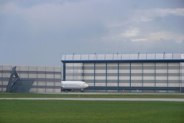 Avión en la pista del aeropuerto.