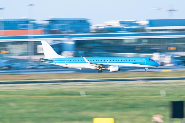 Foto avión en la pista del aeropuerto