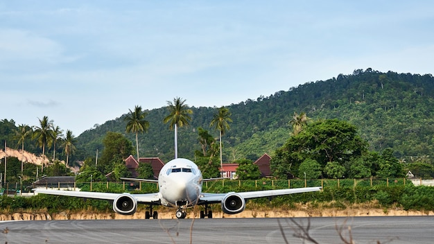 Avión en pista de aterrizaje. Aeródromo de Koh Samui. Thailland