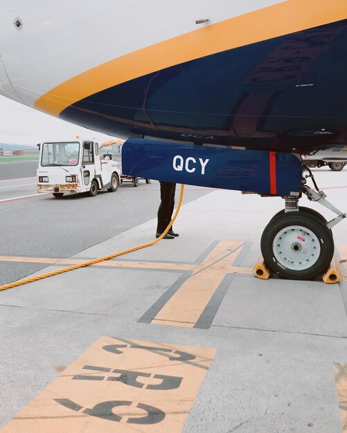 Foto avión en la pista de aterrizaje del aeropuerto