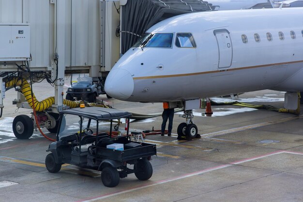 Foto avión en la pista de aterrizaje del aeropuerto