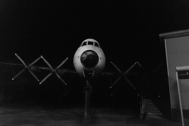 Foto avión en la pista contra el cielo por la noche