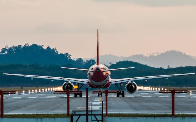 Avión en pista contra el cielo