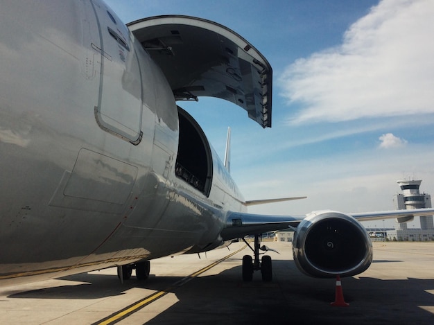 Foto avión en pista contra el cielo