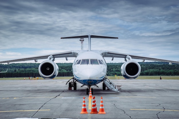 Foto avión en pista contra el cielo