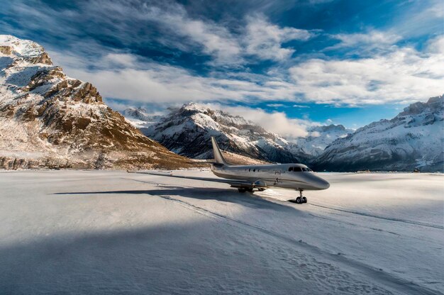 Foto un avión en una pista de hielo