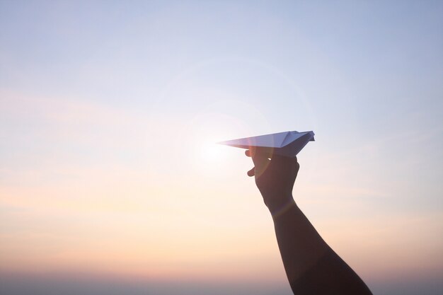 Avión de plegado de papel móvil Sostén en el cielo de la mañana.