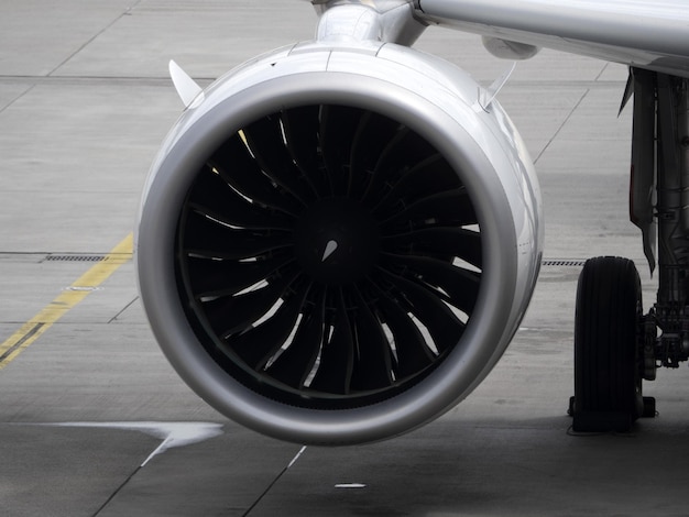 Avión en la puerta preparándose para despegar