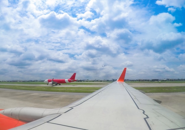 Avión en la puerta de la terminal