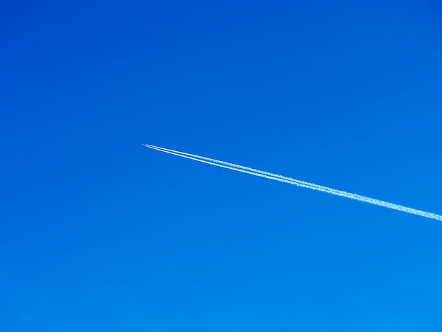 Foto avión a reacción en el fondo del cielo despejado