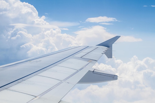 Avión recortado volando contra el cielo